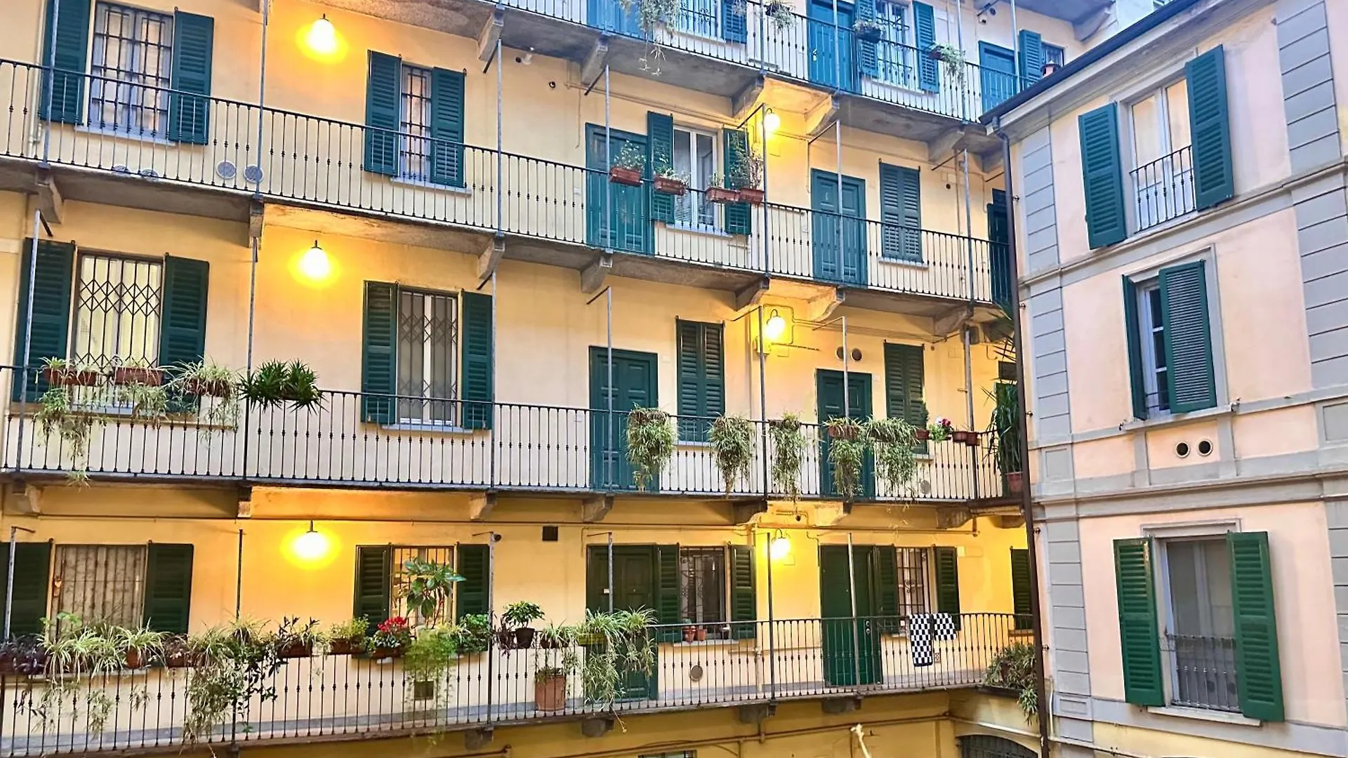 La Vie En Rouge - Porta Venezia Milano Apartment