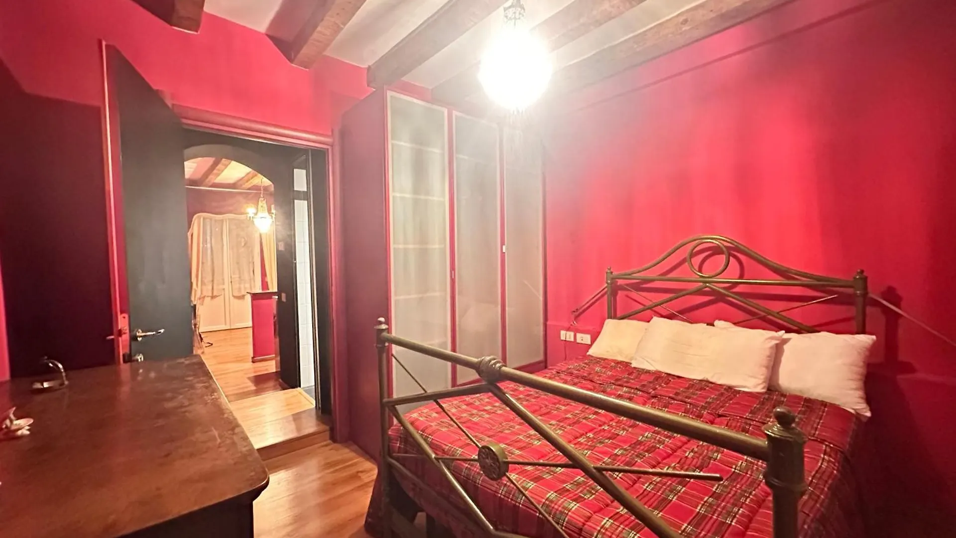 La Vie En Rouge - Porta Venezia Milano Apartment