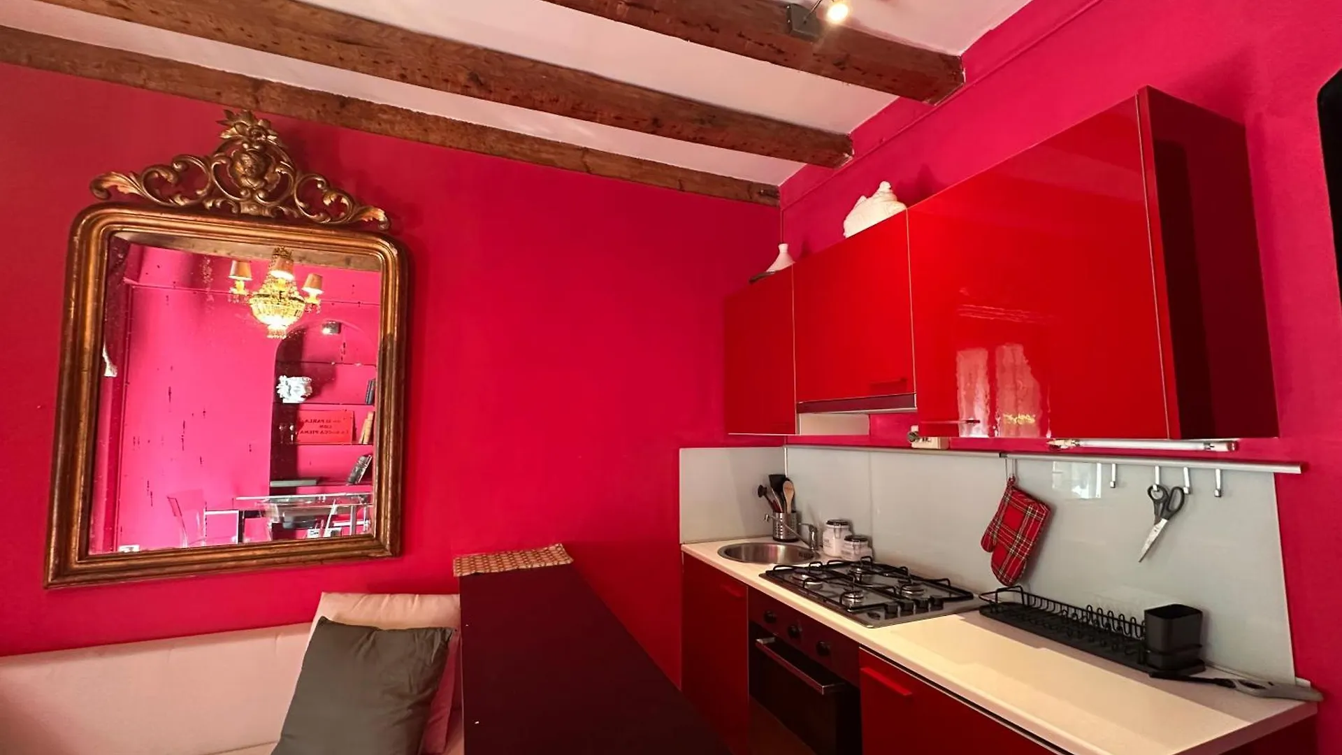 La Vie En Rouge - Porta Venezia Milano Apartment Italy
