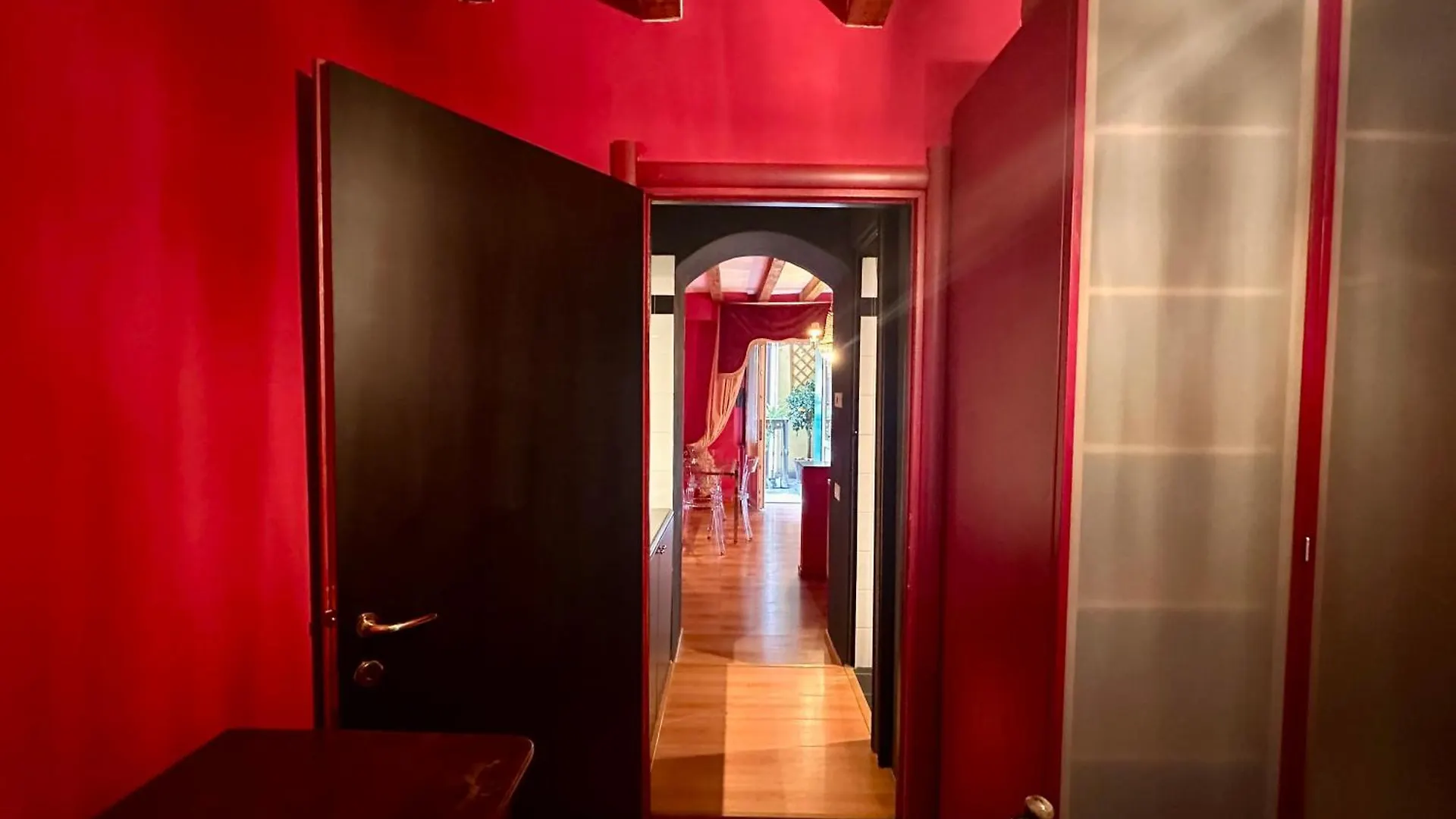 La Vie En Rouge - Porta Venezia Milano Apartment  Milan